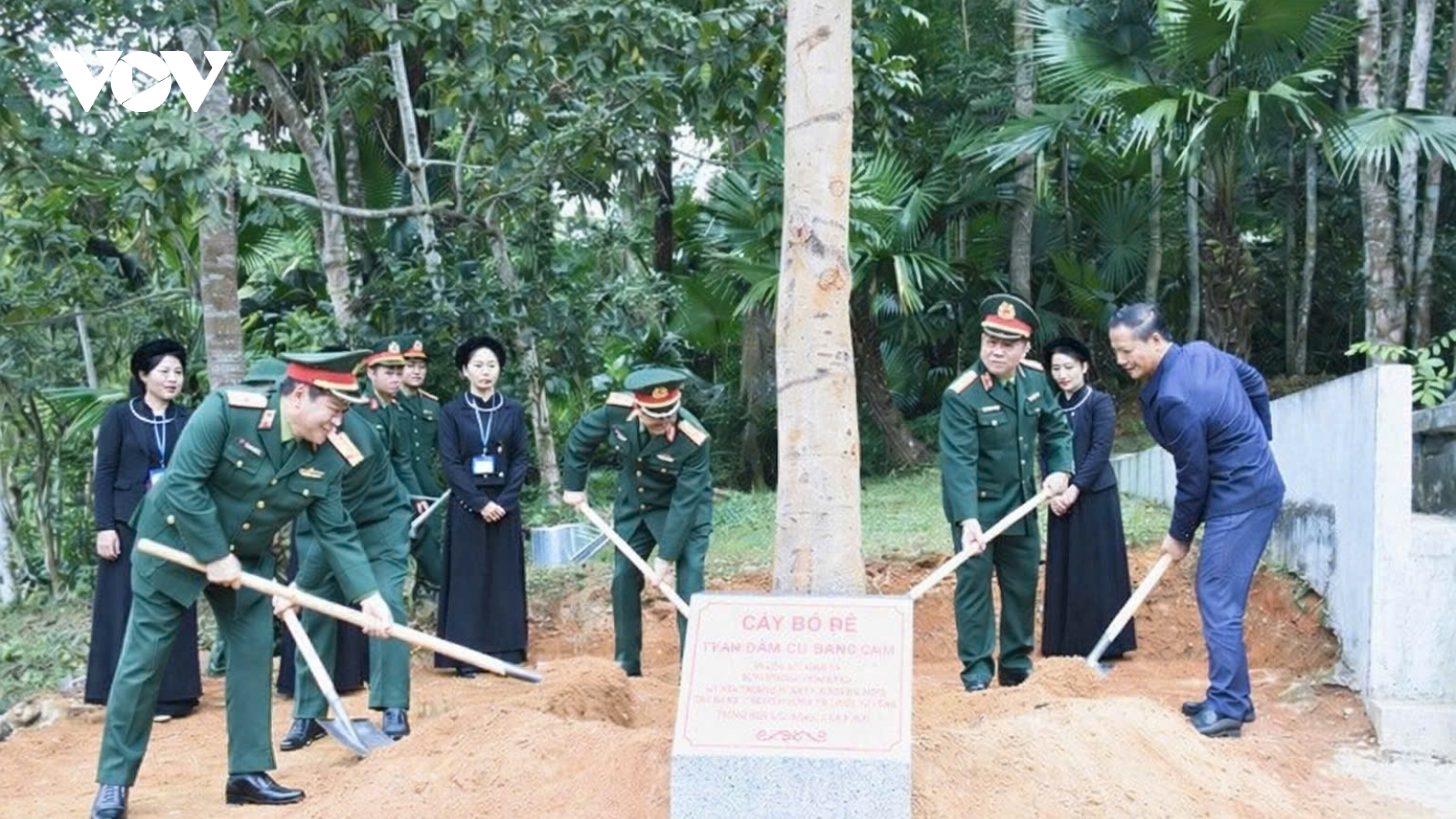 Đại tướng Nguyễn Trọng Nghĩa dâng hương tại di tích ATK Định Hóa, Thái Nguyên